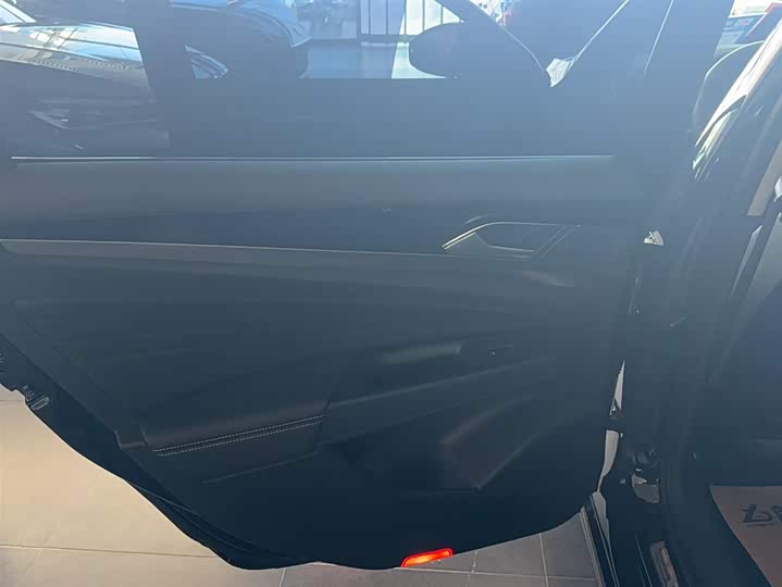 Фото 16 - Volkswagen Passat