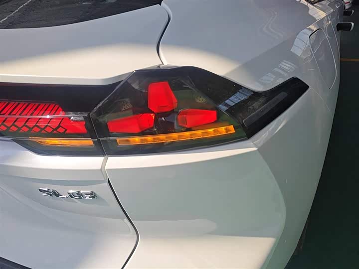 Фото 8 - Changan Deepal SL03