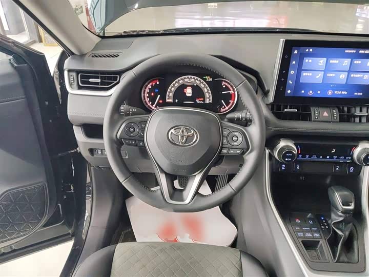 Фото 10 - Toyota RAV4