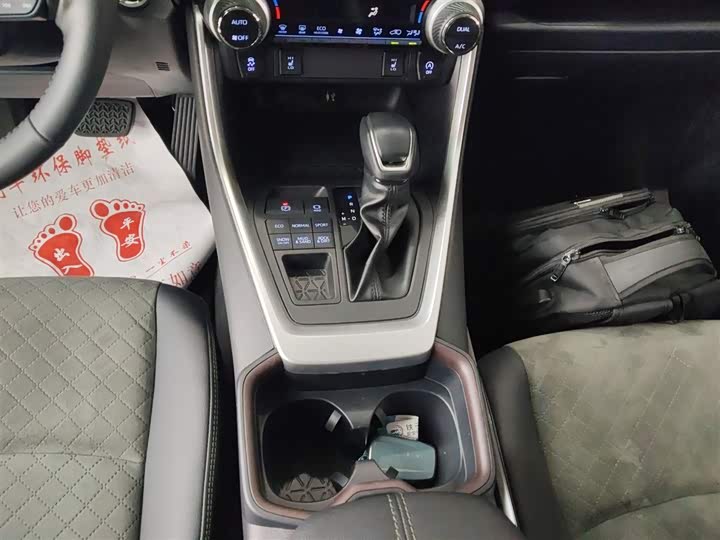 Фото 13 - Toyota RAV4