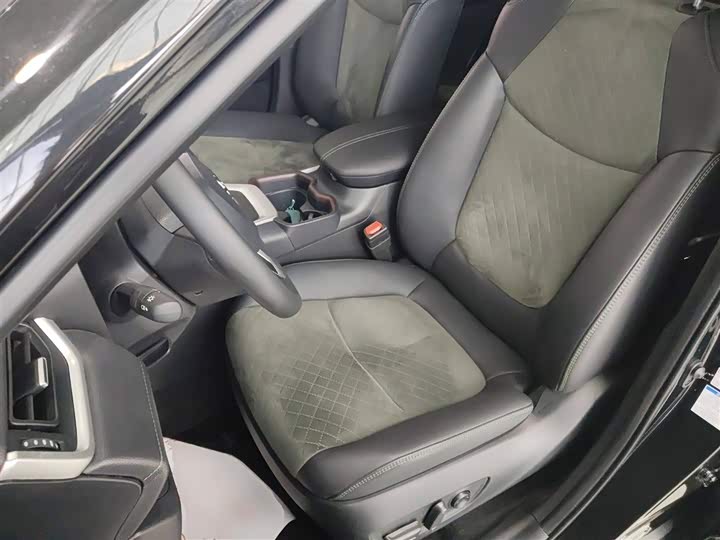 Фото 14 - Toyota RAV4