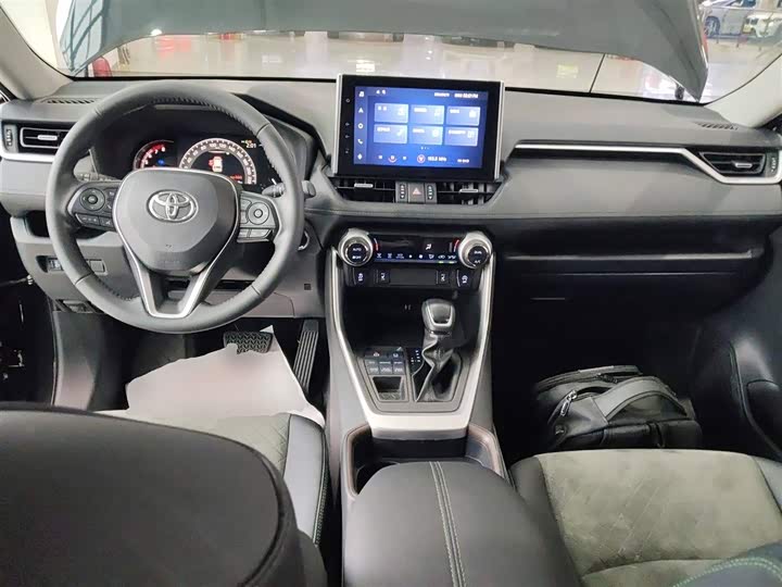 Фото 9 - Toyota RAV4