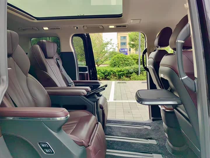 Фото 13 - Hongqi HQ9