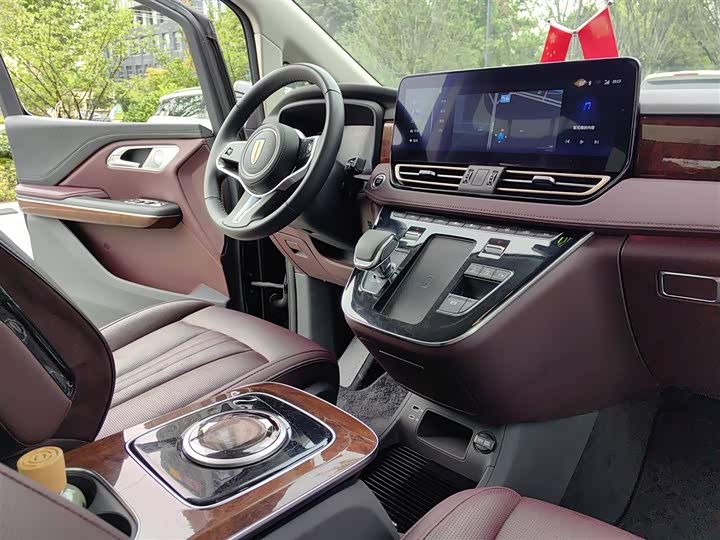 Фото 14 - Hongqi HQ9