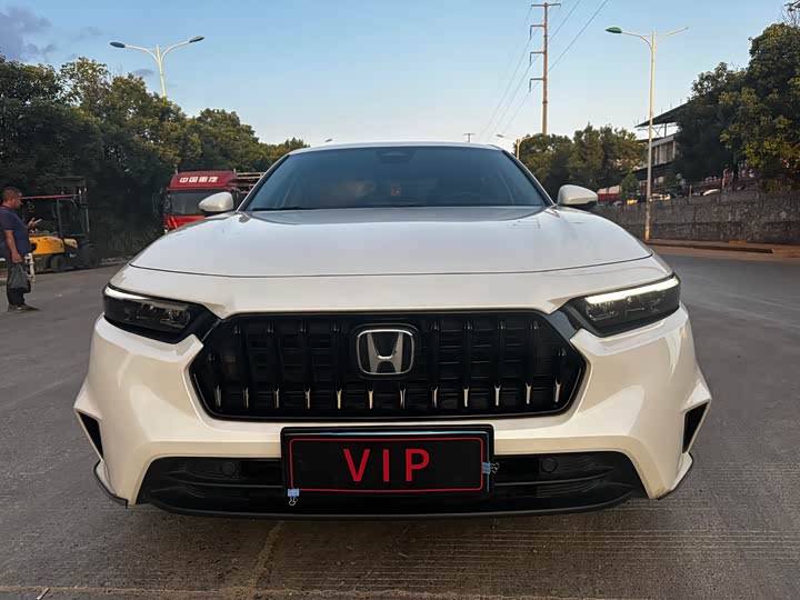 Фото 2 - Honda Inspire