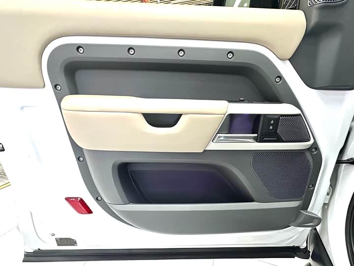 Фото 9 - Land Rover Defender