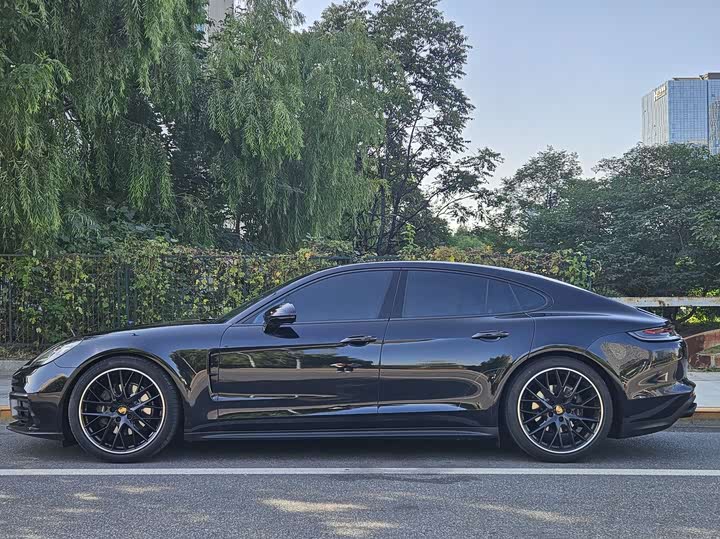 Фото 2 - Porsche Panamera