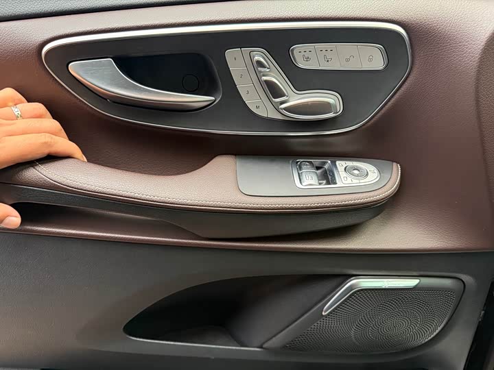 Фото 10 - Mercedes-Benz V-Class