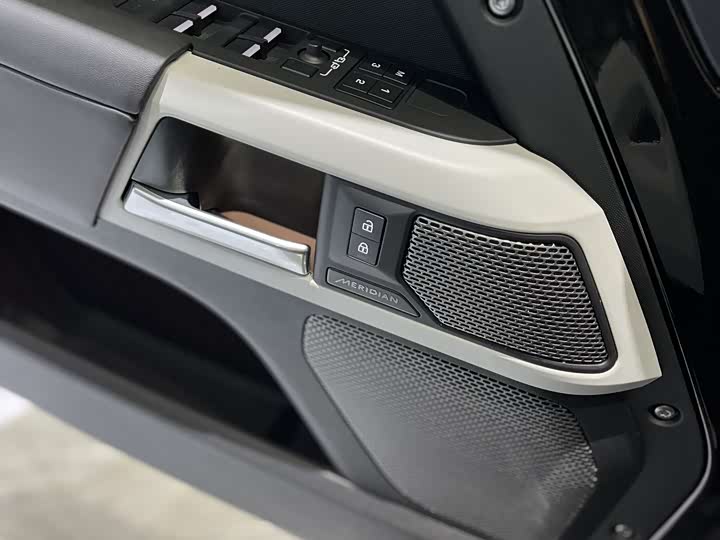 Фото 8 - Land Rover Defender