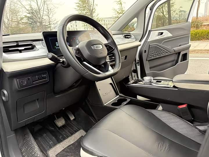 Фото 15 - Geely Geometry E Firefly