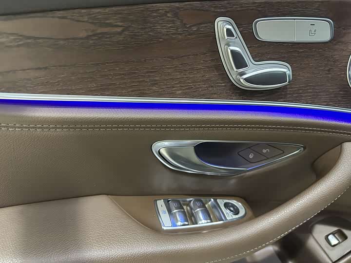 Фото 13 - Mercedes-Benz E-Class