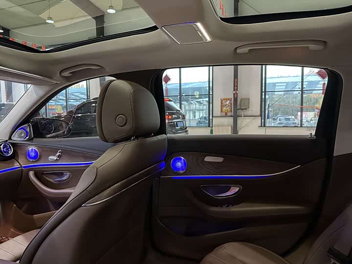 Фото 15 - Mercedes-Benz E-Class