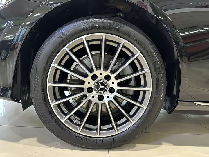 Фото 19 - Mercedes-Benz E-Class