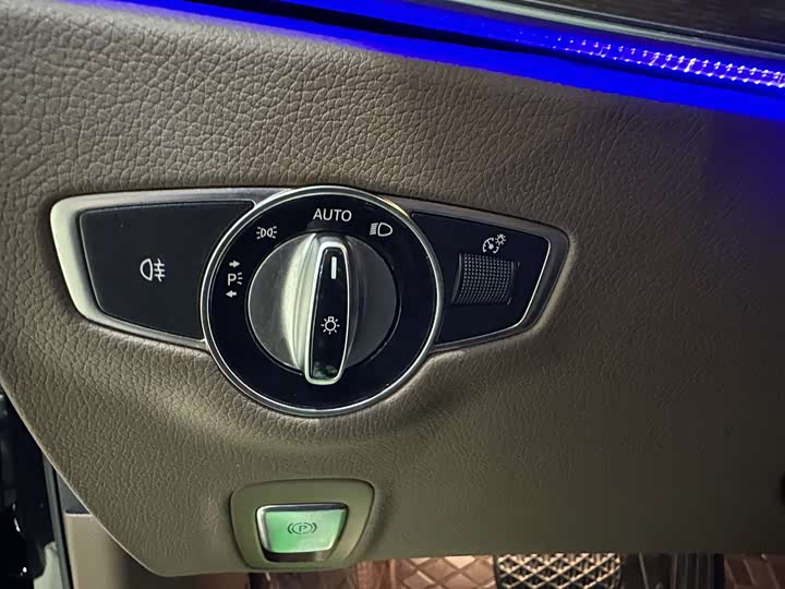 Фото 4 - Mercedes-Benz E-Class