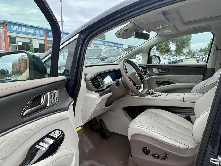 Фото 10 - Denza D9