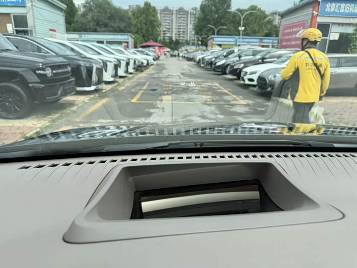 Фото 13 - Denza D9