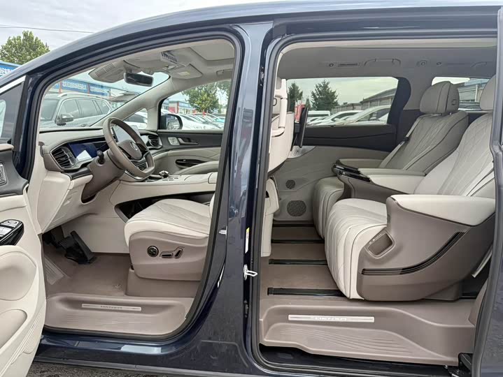 Фото 9 - Denza D9