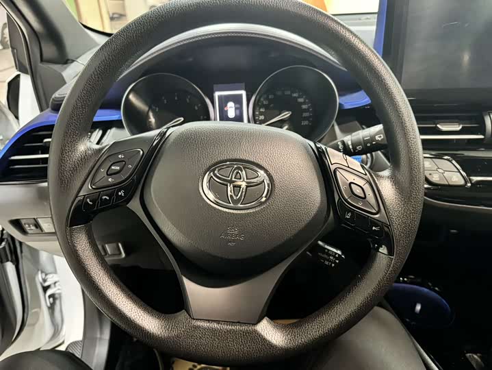 Фото 10 - Toyota C-HR