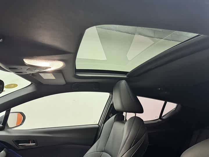 Фото 16 - Toyota C-HR