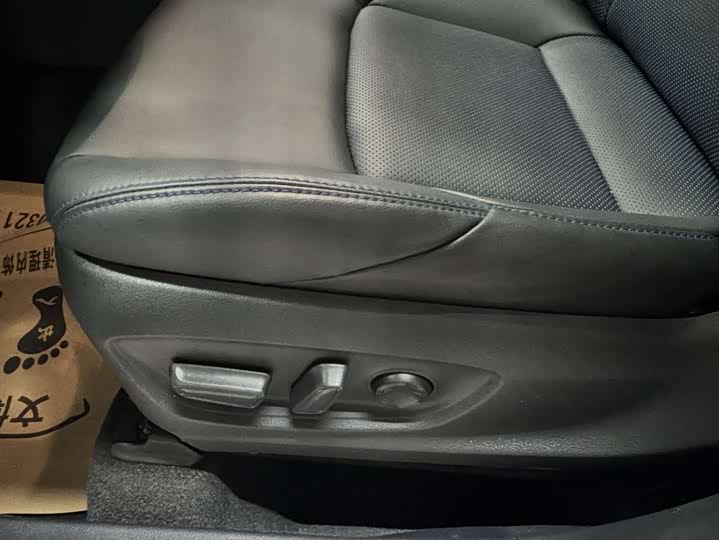 Фото 17 - Toyota C-HR