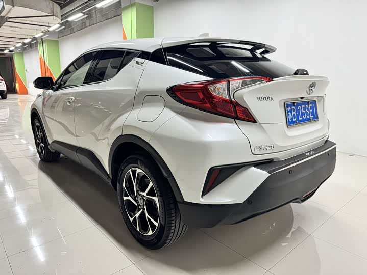 Фото 18 - Toyota C-HR