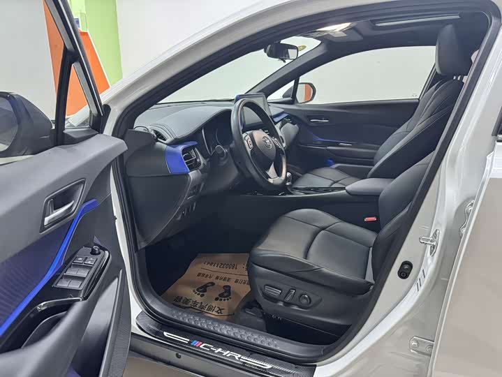 Фото 4 - Toyota C-HR