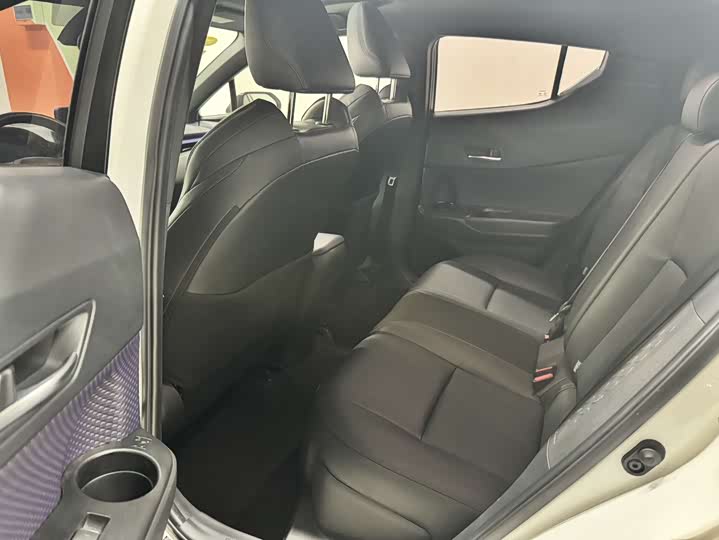 Фото 5 - Toyota C-HR