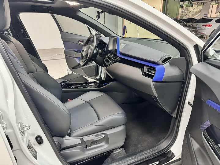 Фото 8 - Toyota C-HR