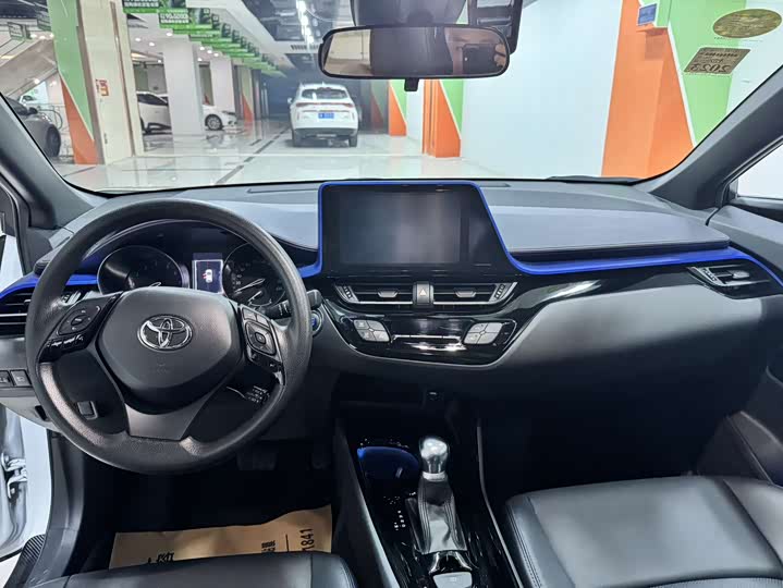 Фото 9 - Toyota C-HR