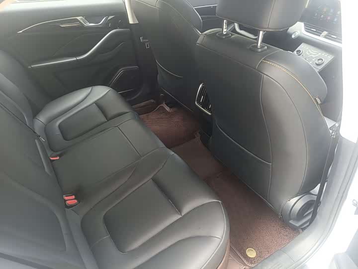 Фото 10 - Bestune B70