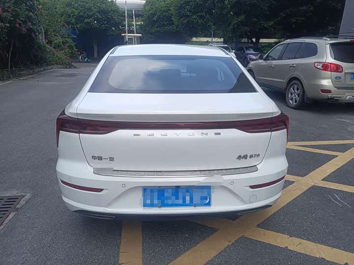 Фото 12 - Bestune B70