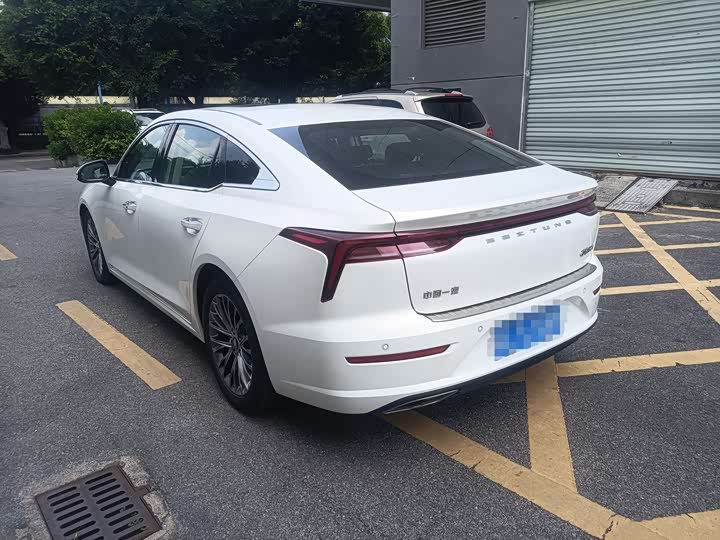 Фото 13 - Bestune B70