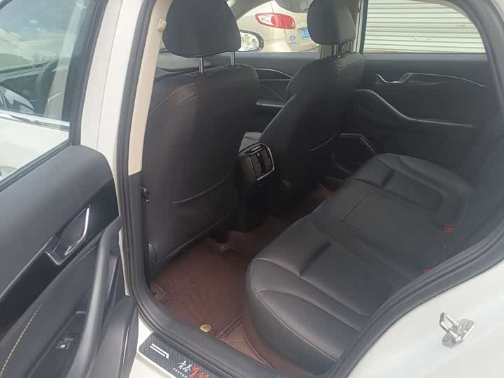 Фото 5 - Bestune B70