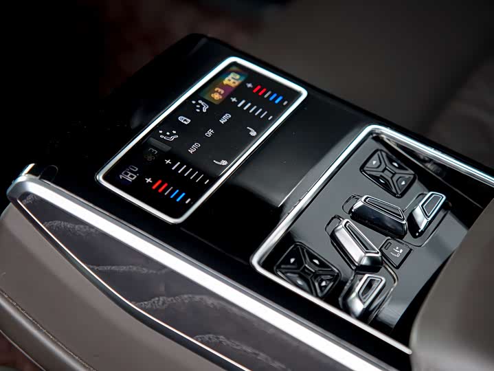 Фото 13 - Audi A8