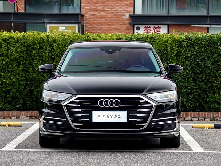 Фото 2 - Audi A8