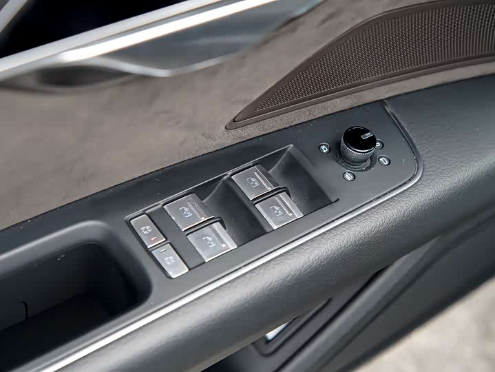 Фото 21 - Audi A8