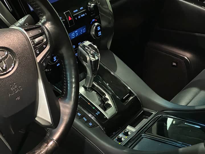 Фото 6 - Toyota Vellfire