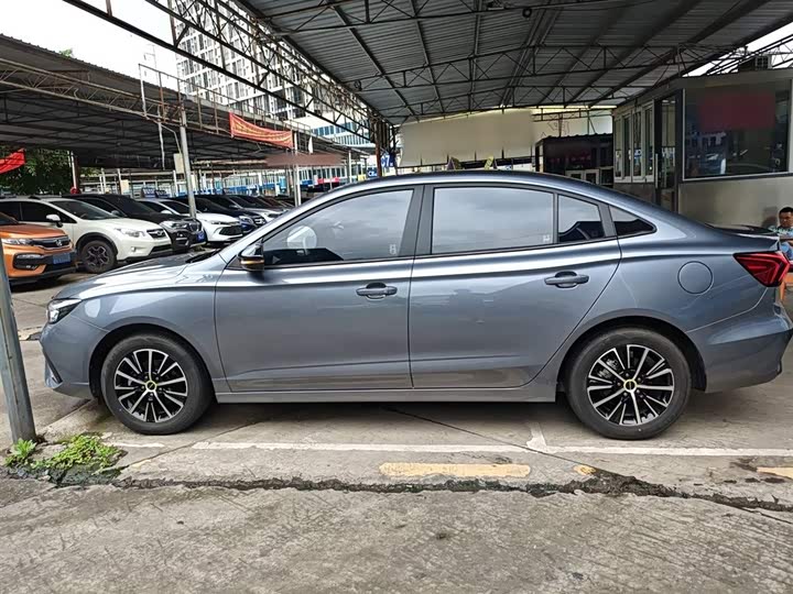 Фото 5 - Roewe i5