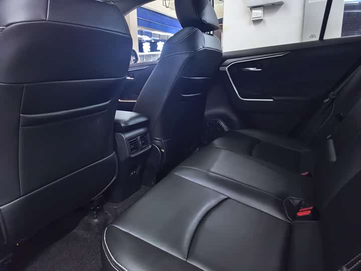 Фото 12 - Toyota RAV4