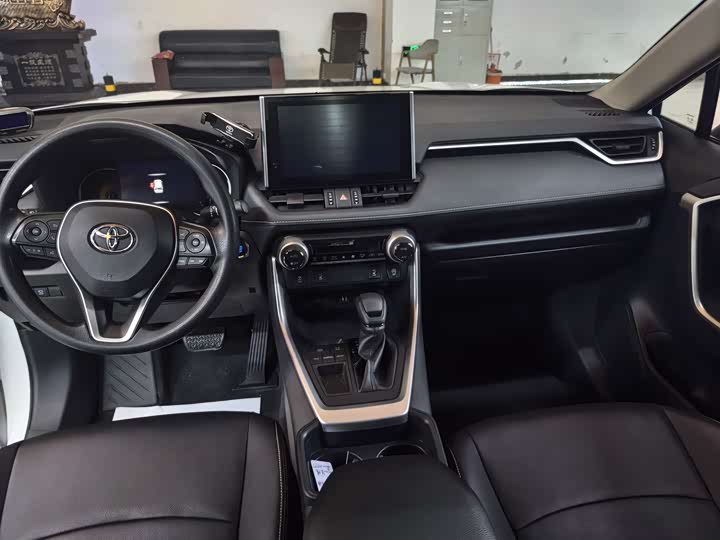 Фото 14 - Toyota RAV4