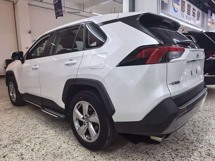 Фото 19 - Toyota RAV4