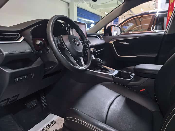 Фото 4 - Toyota RAV4