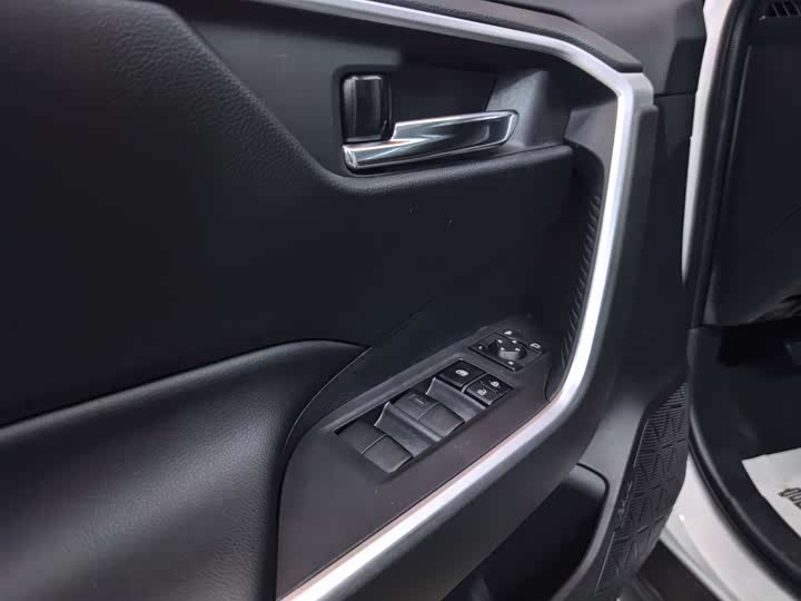 Фото 6 - Toyota RAV4