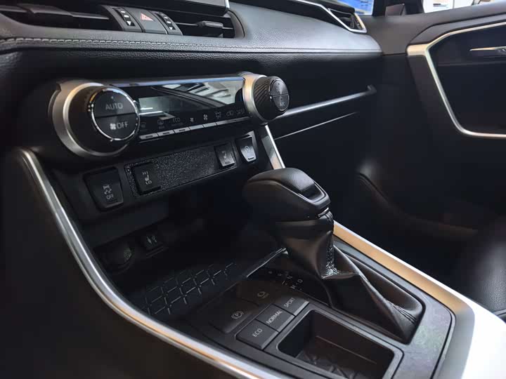 Фото 8 - Toyota RAV4