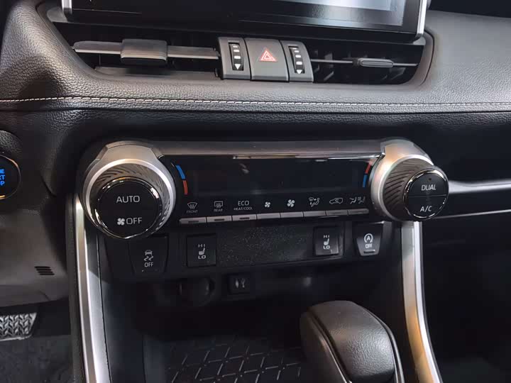 Фото 9 - Toyota RAV4