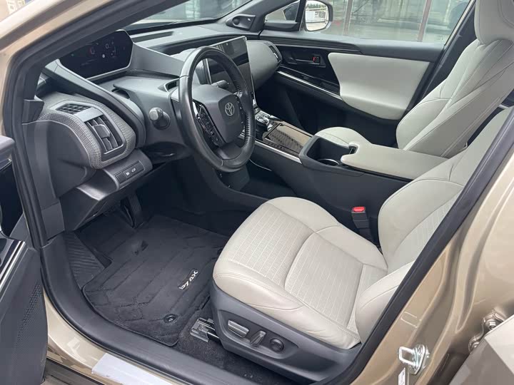 Фото 8 - Toyota bZ4X