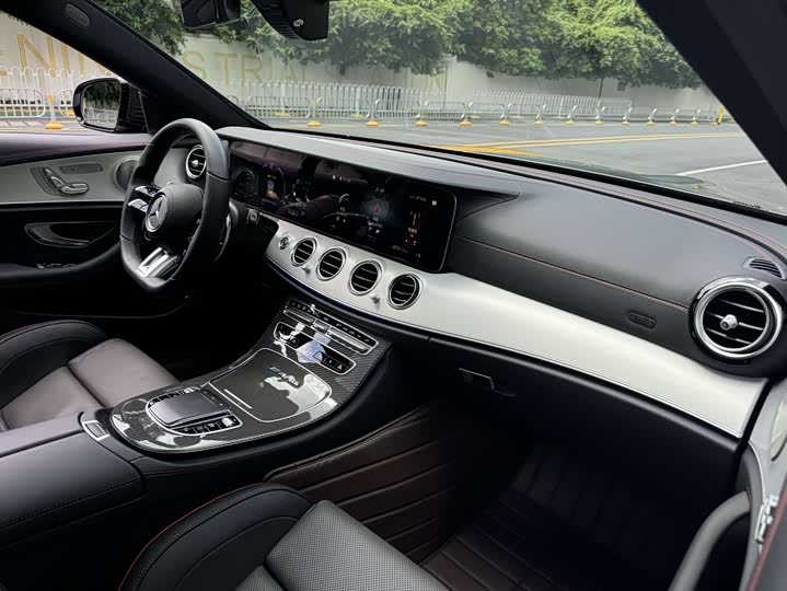 Фото 15 - Mercedes-Benz E-Class AMG