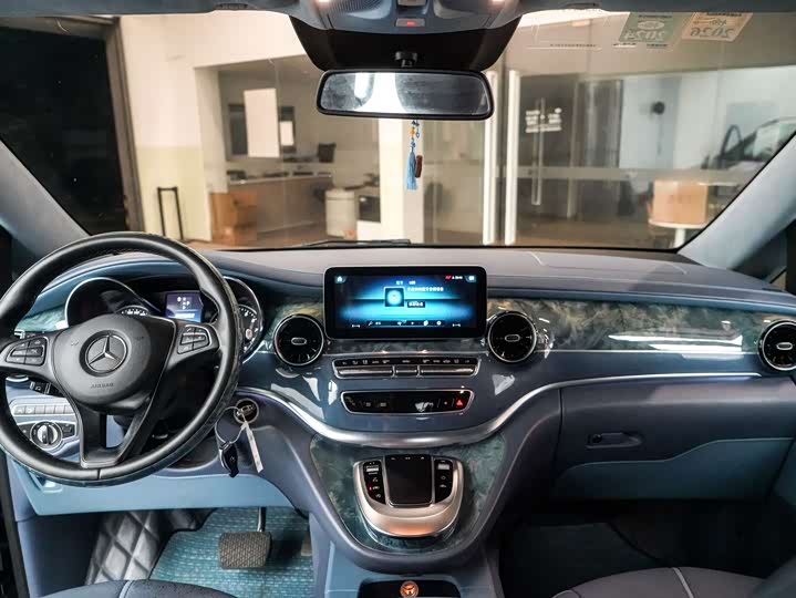 Фото 10 - Mercedes-Benz V-Class