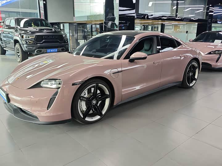 Фото 1 - Porsche Taycan