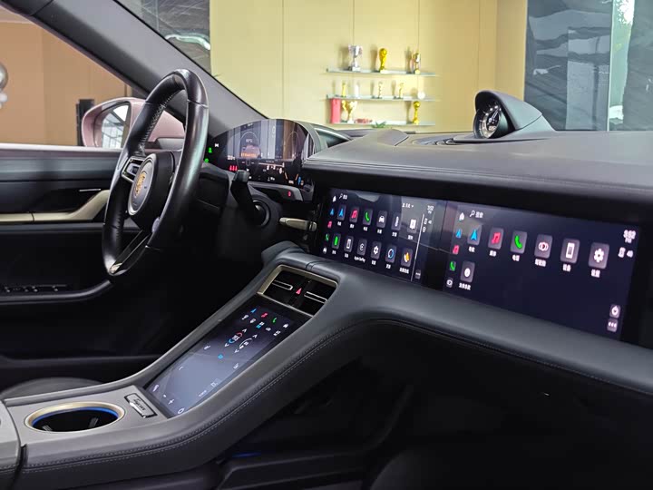 Фото 13 - Porsche Taycan